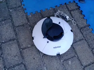 Frisbee pool støvsuger 