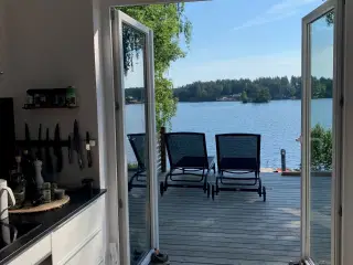 Sommerhus med privat badebro ved søen, udlejes