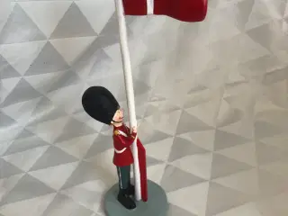 Soldat med flagstang til fejring/fødselsdag