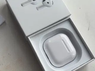 AirPods 4 med Aktiv støjreduktion 