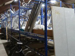 Reol til udstødninger