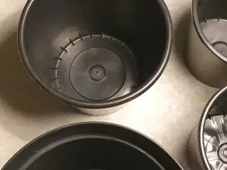 Spande,  opbevaring i sort plast 