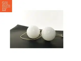 To hvide pendellamper (str. Ø 18 cm)