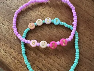 Hjemmelavet armbånd med tekst på 