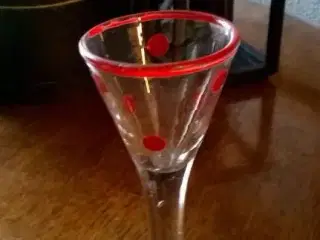 Snapseglas med prikker