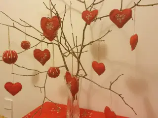 Røde hjerter og kugler. Antikt pynt.