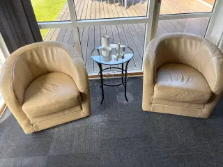 2 læderstole i lyst læder inkl. bord
