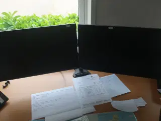 2 stk. skærme SAMSUNG F27T450FQR m.m.