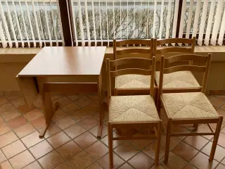 Spisebord med 4 stole bøg