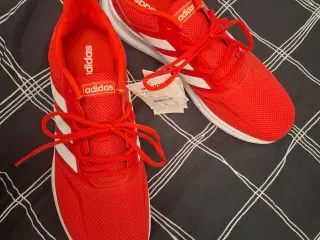 Adidas sko, 45⅓, rød. Nye med mærke på.