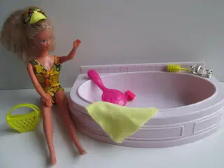 Barbiedukke med badekar