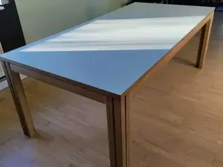 Lækkert spisebord til hverdag og fest - op til 20!