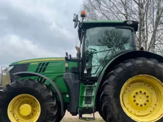 John Deere 6170R AutoPower, med frontlift og stor hjul montering.