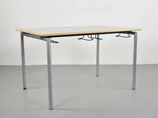 Randers radius kantinebord med grå plade og stoleophæng - 120cm