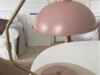 Lampe i rosa med messingestel 