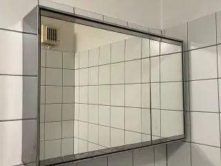 Spejlskab + indvendige spejle BYD