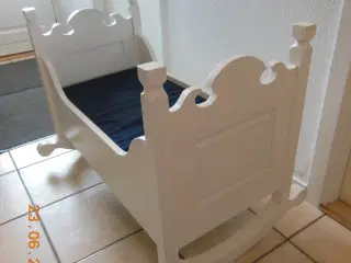 Fin hvid trævugge med ægte babymadras