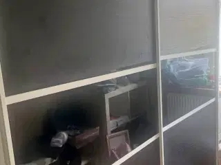 Fint garderobeskab med skydedøre