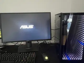 Gamingsetup med pc, mus, tastatur og skærm