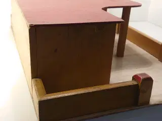 Gammel trægarage. L 50cm, B 32,5cm. 