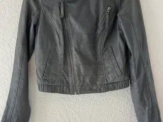 Grå Skindjakke fra Phobia. (Str. 36)