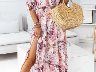 Chiffon kjole i rosa /Blomstret. i Medium og XL