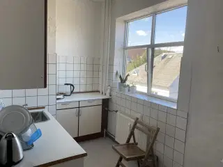 Privat rum i fællesatelie udlejes