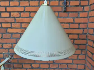 Grå kegleformet retrolampe med fine perforeringer 