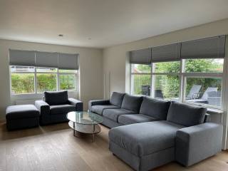 Sofa med chaiselong, stol og puff