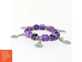 Armbånd med lilla perler og charms (str. Ø 7 cm)