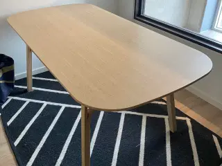 Spisebord med spisestole