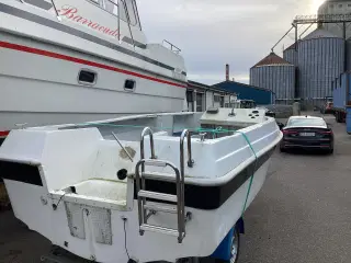 Stor glasfiberjolle uden trailer.