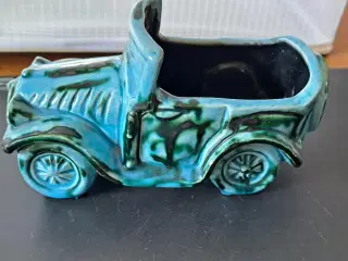 Keramisk figur af en klassisk bil, lavet på Uebela