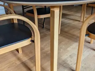 Magnus Olesen stole 6 stk. + bord m. tillægsplader