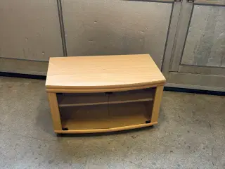 Tvbord med glaslåger og hylde