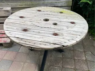 Havebord lavet af kabeltromle 