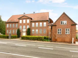Klinik- eller kontorlokale perfekt beliggenhed mod ejendommens gård. der sikrer et roligt og behageligt arbejdsmiljø.