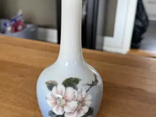 Royal copenhagen vase med hybenblomster