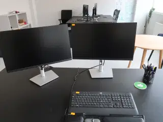 2 stk. computerskærme DELL P2422H, tastatur, rollermouse