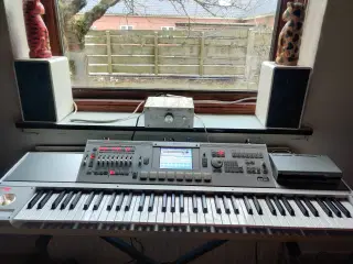 Korg M3-73 keyboard i fin stand.