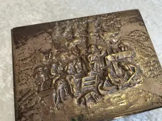 Gammel skrin/smykkeskrin i metal med motiver