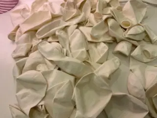 50 store Hvide ballon ger kun 40 kr.