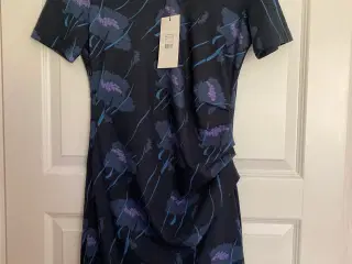 Mørkeblå kjole med mønster