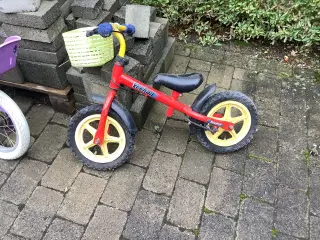 Rød løbecykel