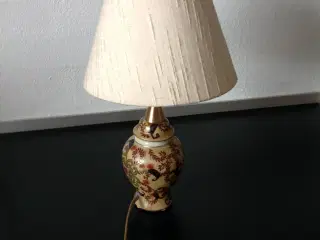 Bordlampe med skærm