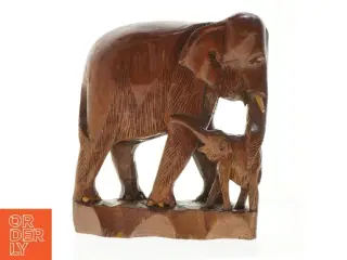 Træskulptur af elefanter (str. 31x27 cm)