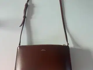 A.P.C. Sarah Bag – Noisette (brun lædertaske)