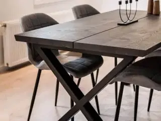 Plankebord i mørk egetræ