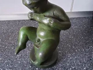 Grøn Bronzefigurer/skulptur af dreng.