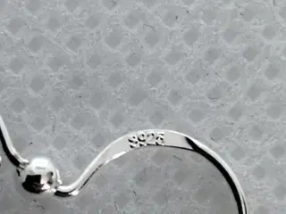 Elegante øreringe med perledetaljer